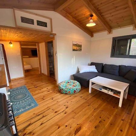 Bit Cabin Near The Airport Kfar Daniel Exterior photo