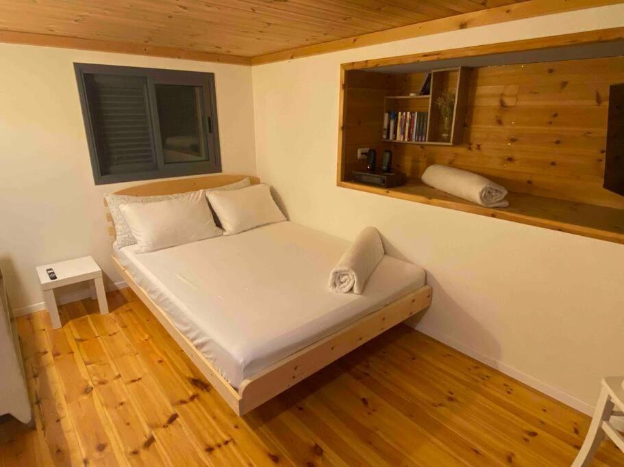 Bit Cabin Near The Airport Kfar Daniel Exterior photo