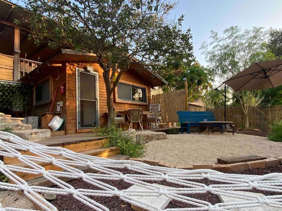 Bit Cabin Near The Airport Kfar Daniel Exterior photo