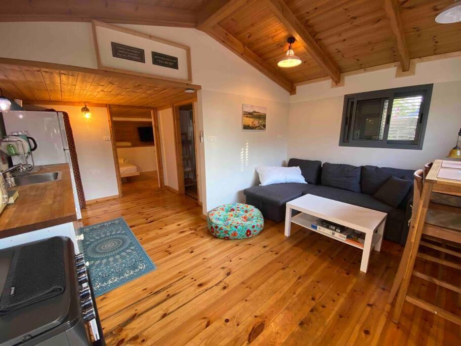 Bit Cabin Near The Airport Kfar Daniel Exterior photo