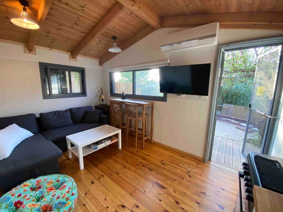 Bit Cabin Near The Airport Kfar Daniel Exterior photo